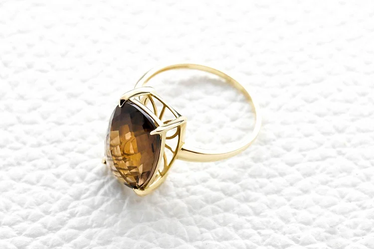 Кольцо из жёлтого золота с раухтопазом