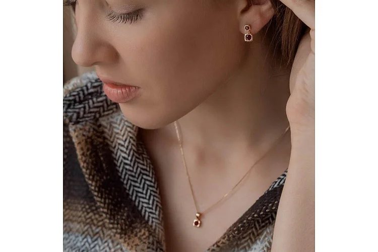 Серьги-пусеты Квадраты из красного золота с 4 гранатами