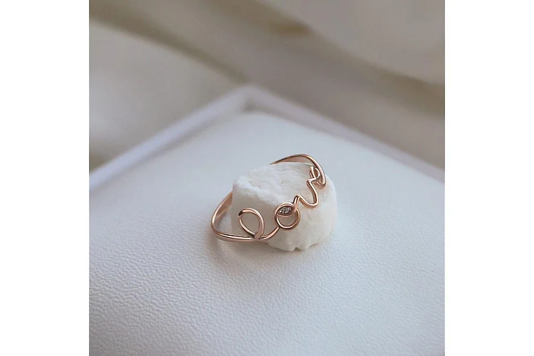 Кольцо из красного золота с бриллиантом