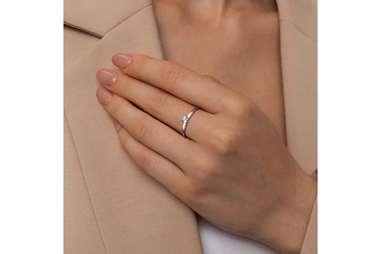 Кольцо из белого золота с выращенным бриллиантом