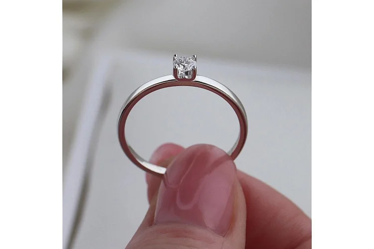 Кольцо из белого золота с выращенным бриллиантом