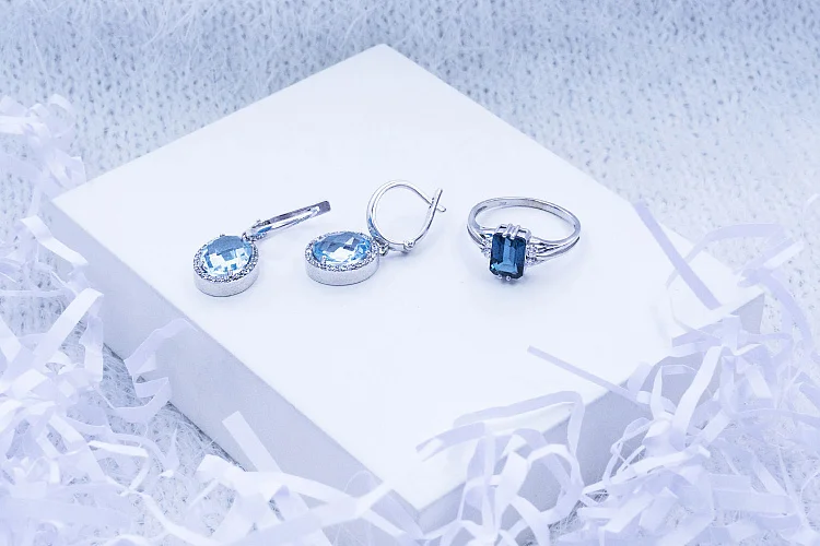 Кольцо из белого золота с топазом лондон и 4 фианитами