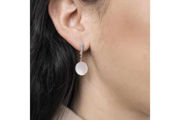 Серьги из красного золота с перламутром и 16 фианитами