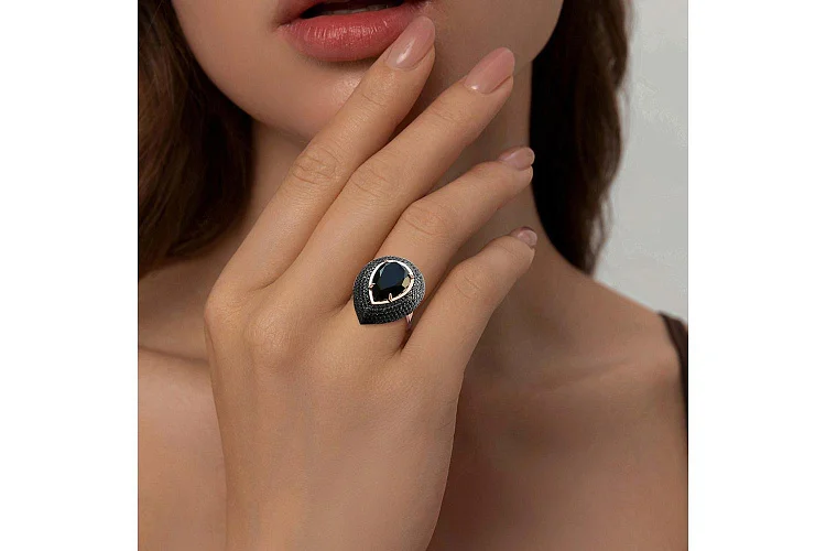 Кольцо из красного золота с агатом и 246 фианитами