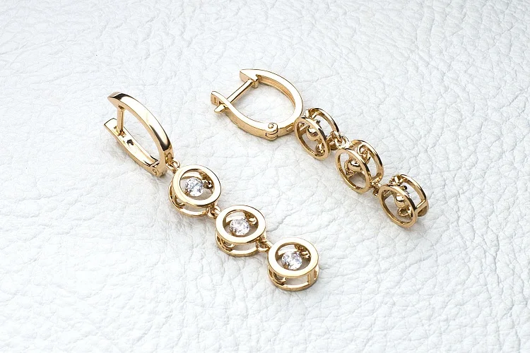 Серьги из красного золота с 6 фианитами