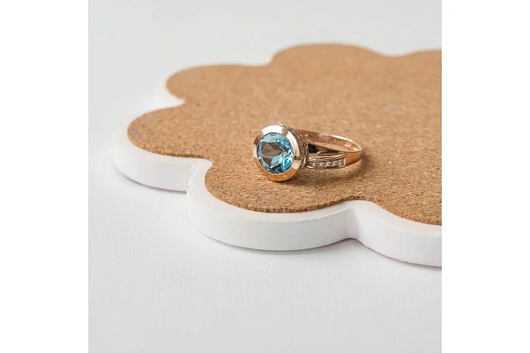 Кольцо из красного золота с топазом swiss и 36 фианитами