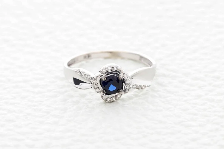 Кольцо Цветок из белого золота с корундом и 18 бриллиантами