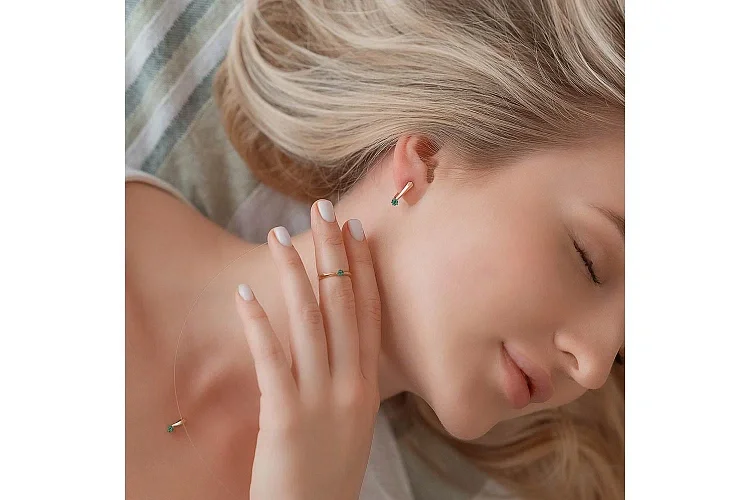 Серьги из красного золота с 2 изумрудами