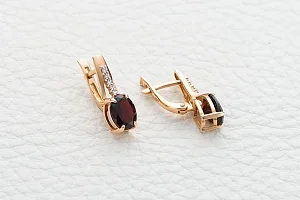 Серьги из красного золота с 2 гранатами и 10 фианитами