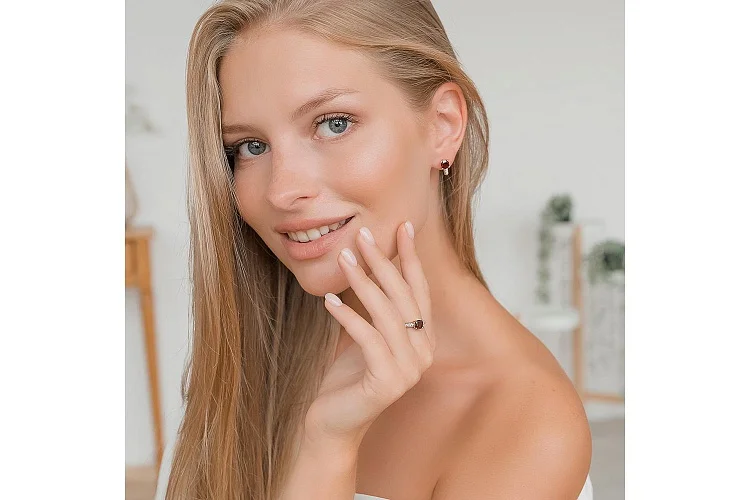 Кольцо из красного золота с гранатом и 50 фианитами