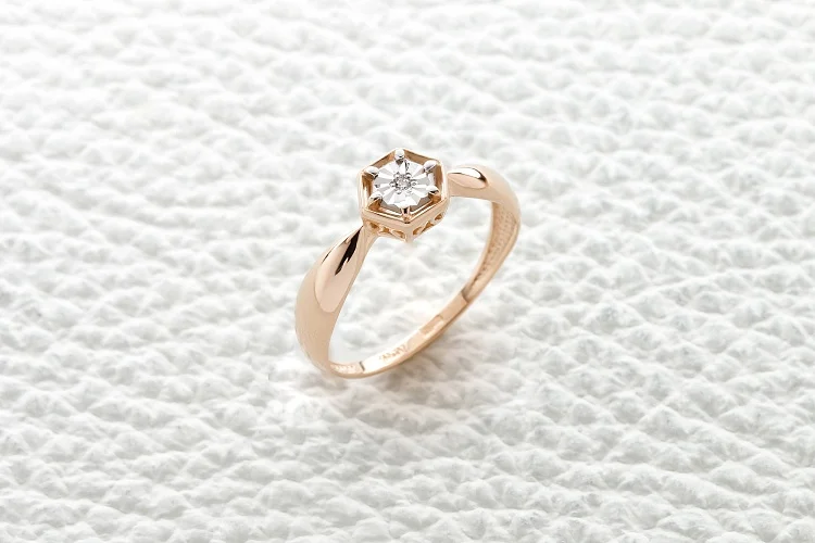 Кольцо из красного золота с бриллиантом