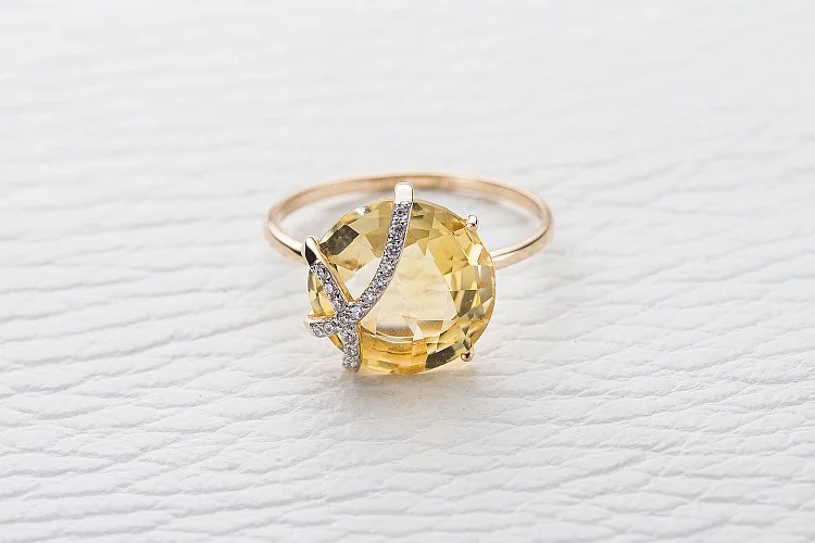 Кольцо из красного золота с цитрином и 16 фианитами