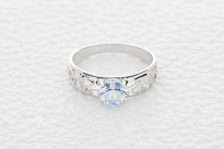 Кольцо из белого золота с топазом sky