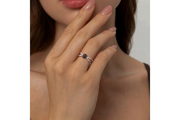 Кольцо из красного золота с александритом и 28 бриллиантами