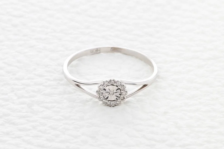 Кольцо Цветок из белого золота с 13 бриллиантами