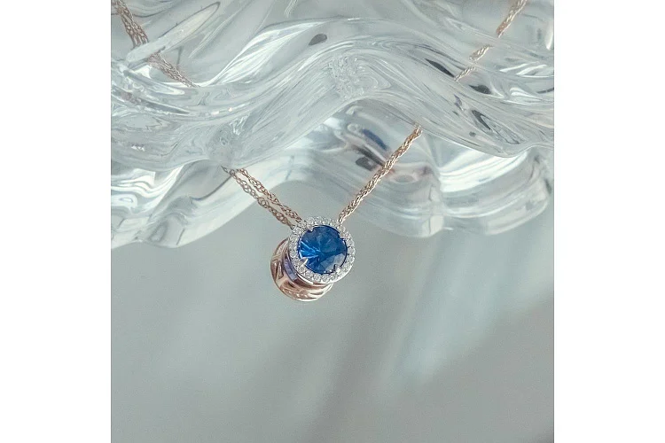 Подвеска из красного золота с 23 фианитами