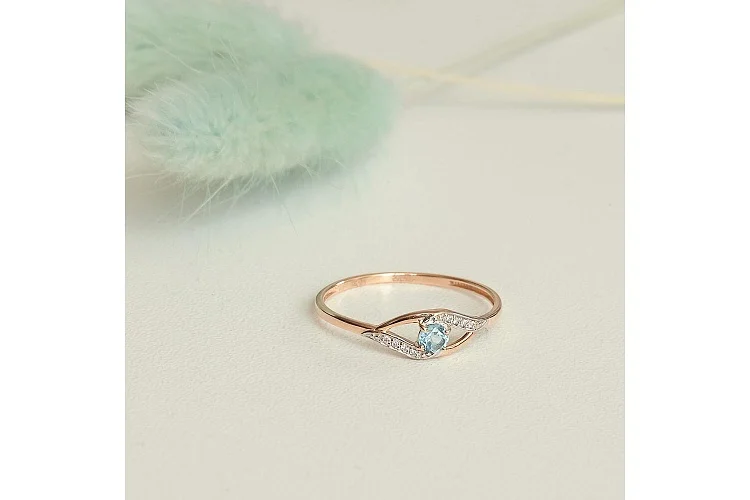 Кольцо из красного золота с топазом swiss и 8 фианитами