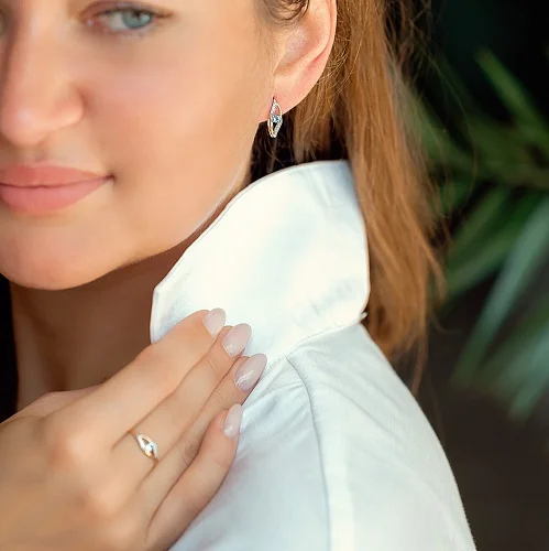 Кольцо из красного золота с топазом swiss и 8 фианитами