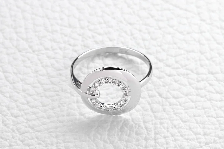 Кольцо Круг из белого золота с 14 фианитами