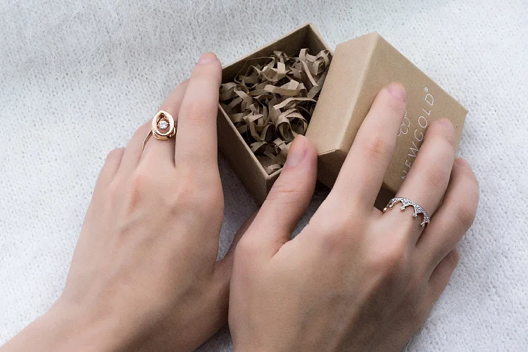 Кольцо из красного золота с фианитом