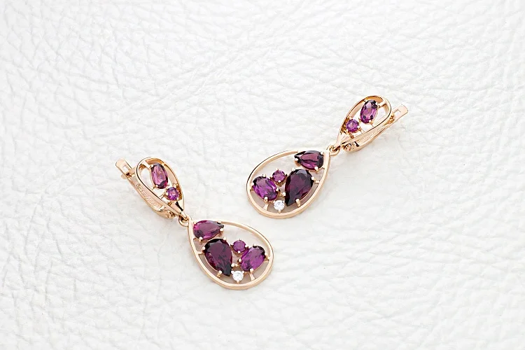 Серьги из красного золота с 12 родолитами и 2 фианитами