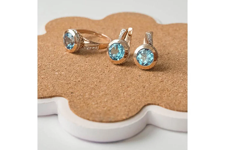 Кольцо из красного золота с топазом swiss и 36 фианитами