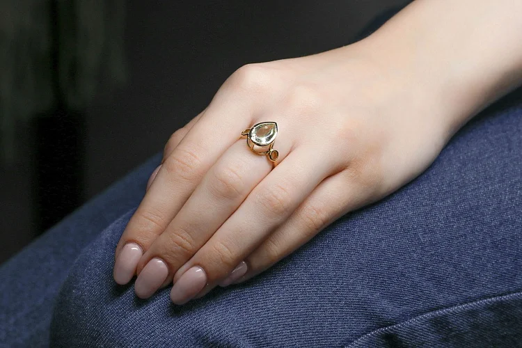 Кольцо из жёлтого золота с аметистом