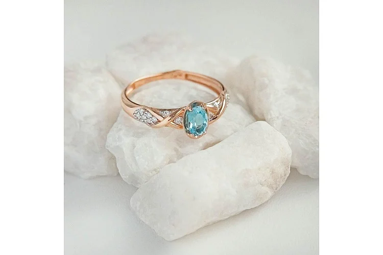 Кольцо из красного золота с топазом swiss и 20 фианитами