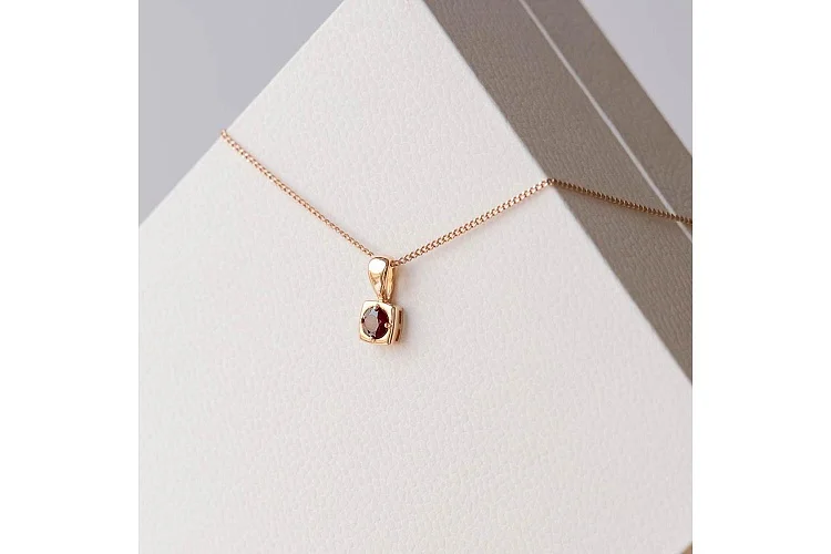 Подвеска Квадрат из красного золота с гранатом