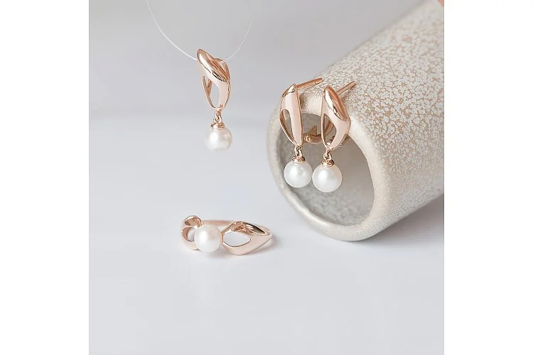 Кольцо из красного золота с жемчугом