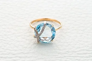 Кольцо из красного золота с топазом sky и 16 фианитами