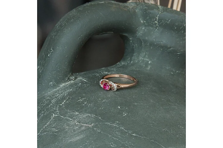 Кольцо из красного золота с корундом и 12 фианитами