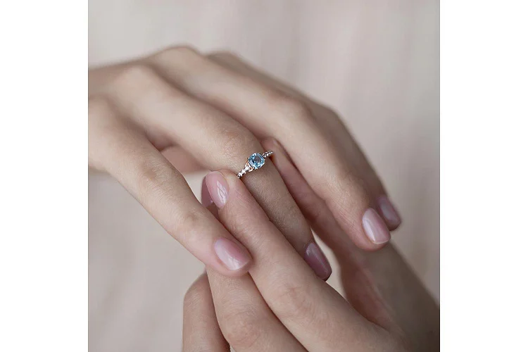 Кольцо из красного золота с топазом swiss и 10 фианитами