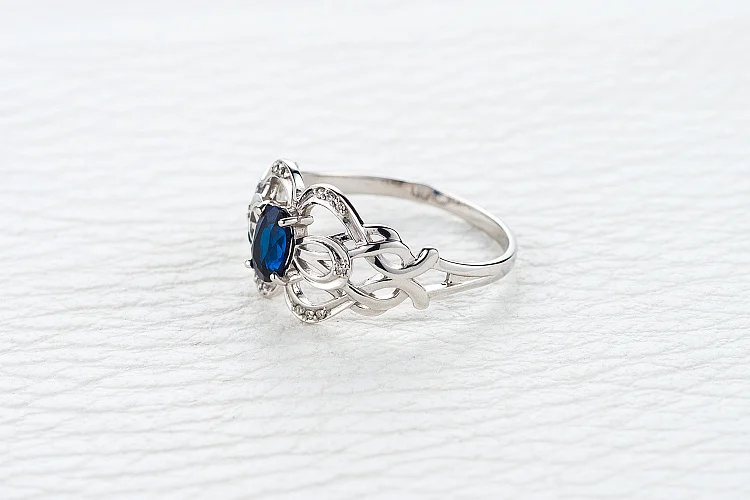 Кольцо из белого золота с корундом и 14 бриллиантами