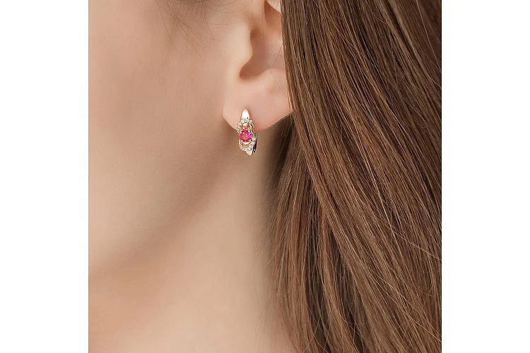 Серьги из красного золота с 2 корундами и 24 фианитами