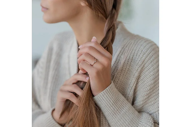 Кольцо из красного золота с муассанитом