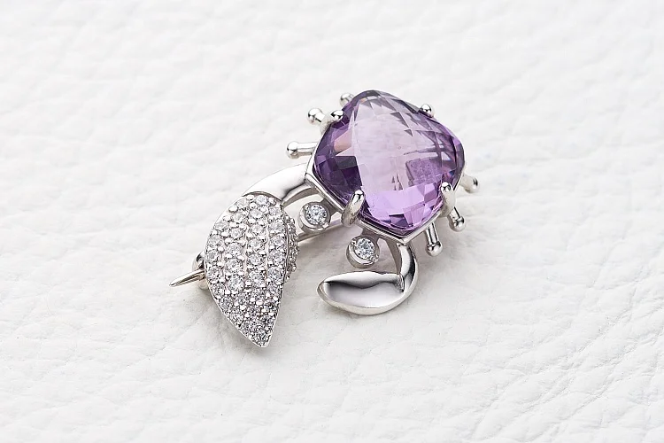 Брошь Краб из белого золота с аметистом и 38 фианитами
