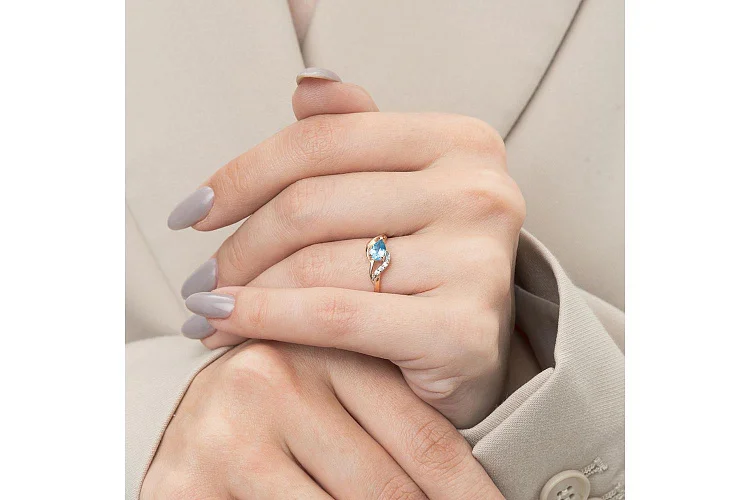 Кольцо из красного золота с топазом swiss и 3 фианитами