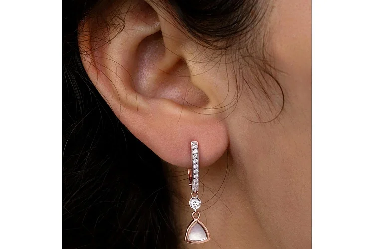 Серьги из красного золота с перламутром и 22 фианитами