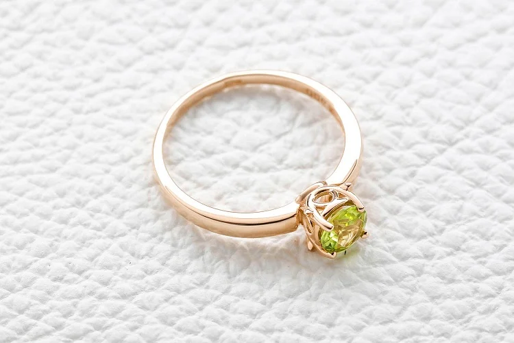 Кольцо из красного золота с хризолитом