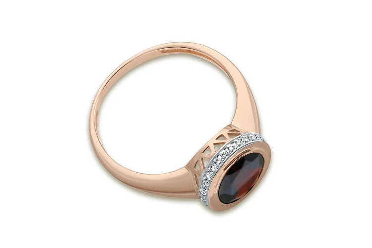 Кольцо из красного золота с гранатом и 26 фианитами