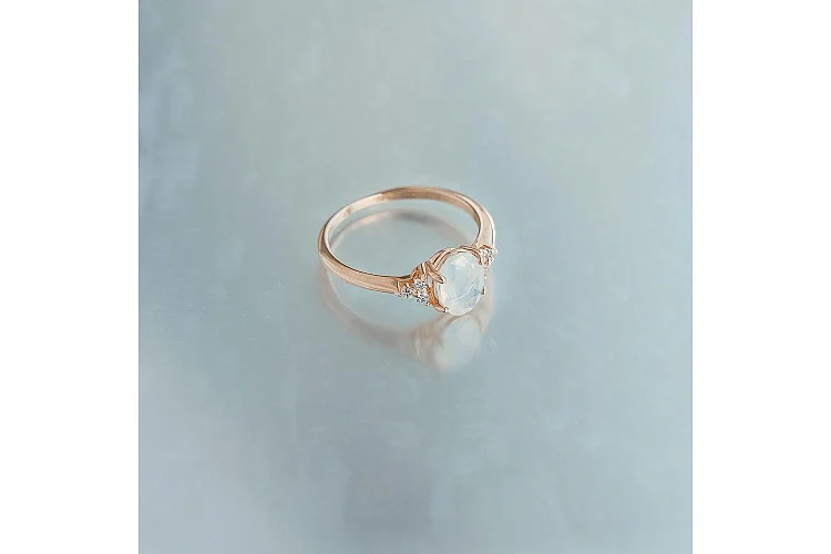 Кольцо из красного золота с опалом и 6 сапфирами