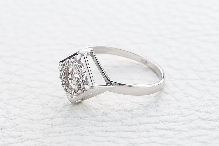 Кольцо Квадрат из белого золота с 15 фианитами