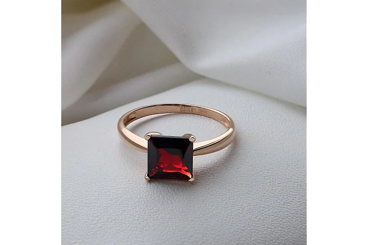 Кольцо из красного золота с гранатом