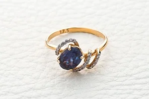 Кольцо из красного золота с александритом и 21 фианитами