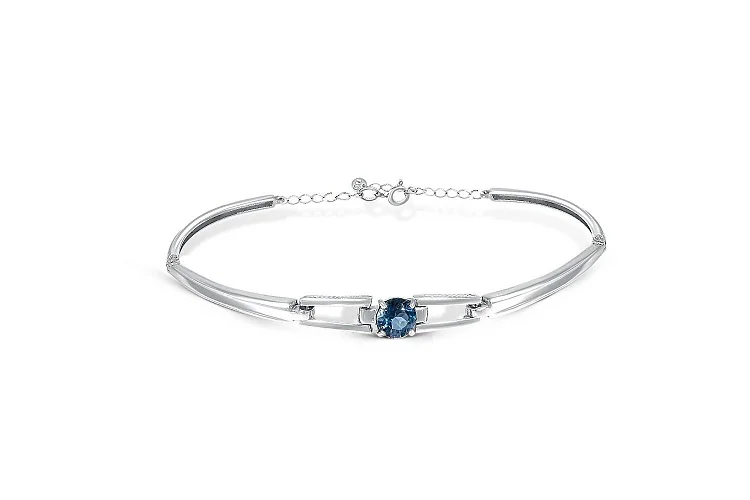 Браслет из белого золота с корундом