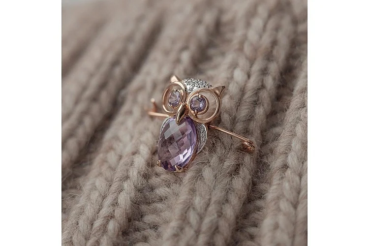 Брошь Сова из красного золота с 3 аметистами и 15 фианитами