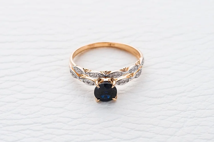 Кольцо из красного золота с сапфиром и 27 бриллиантами