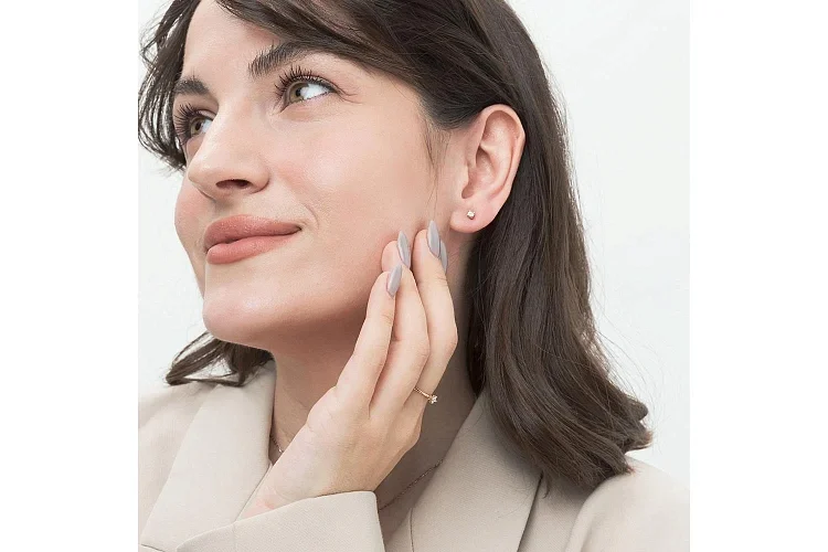 Кольцо из красного золота с бриллиантом