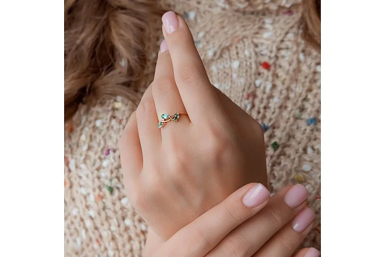 Кольцо из красного золота с 3 изумрудами